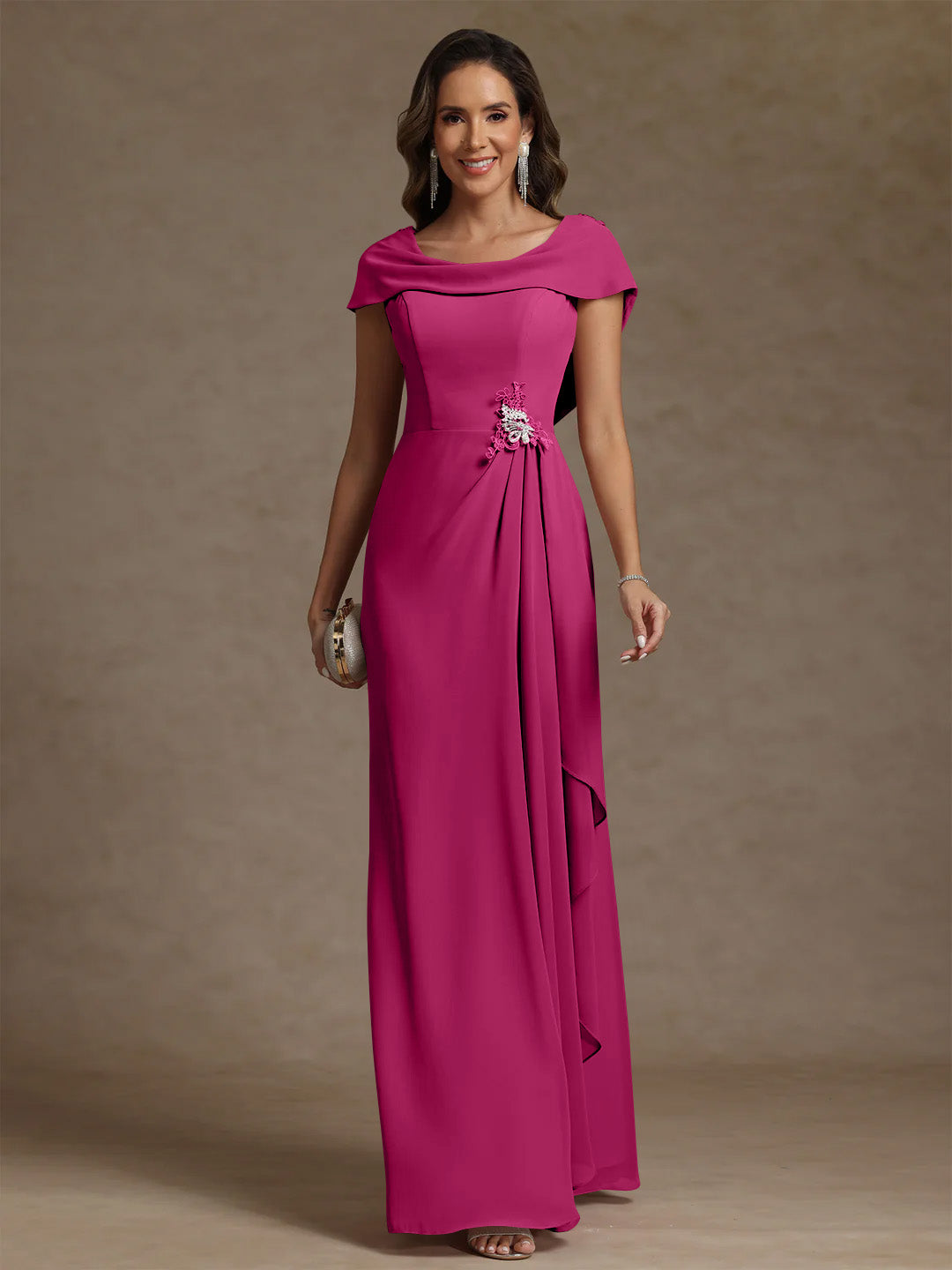 Robe mère de la mariée fourreau mousseline, col drapé, sans manches, longueur sol, strass et volants