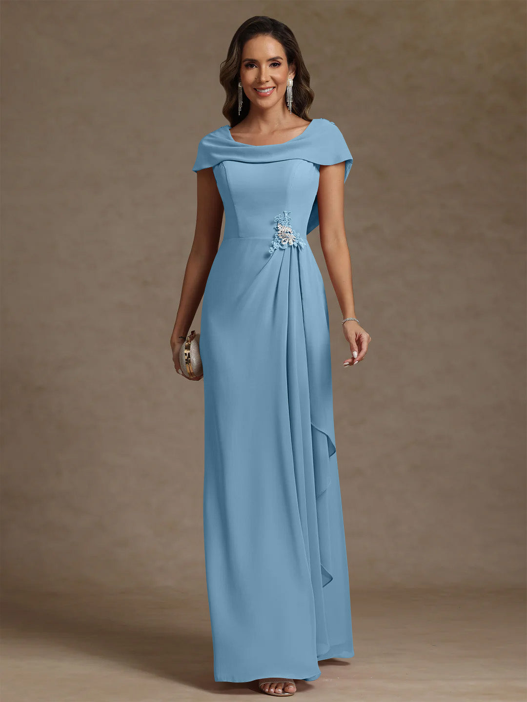 Robe mère de la mariée fourreau mousseline, col drapé, sans manches, longueur sol, strass et volants