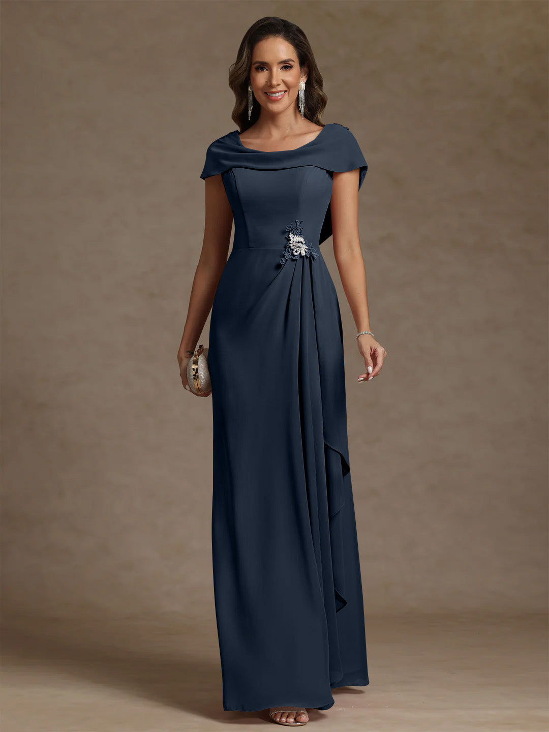 Robe mère de la mariée fourreau mousseline, col drapé, sans manches, longueur sol, strass et volants