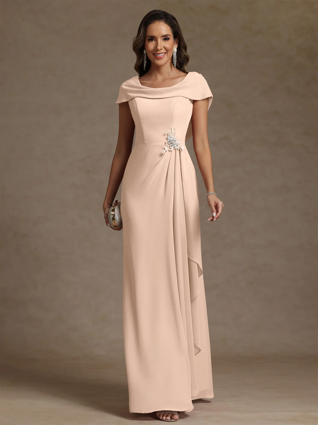 Robe mère de la mariée fourreau mousseline, col drapé, sans manches, longueur sol, strass et volants