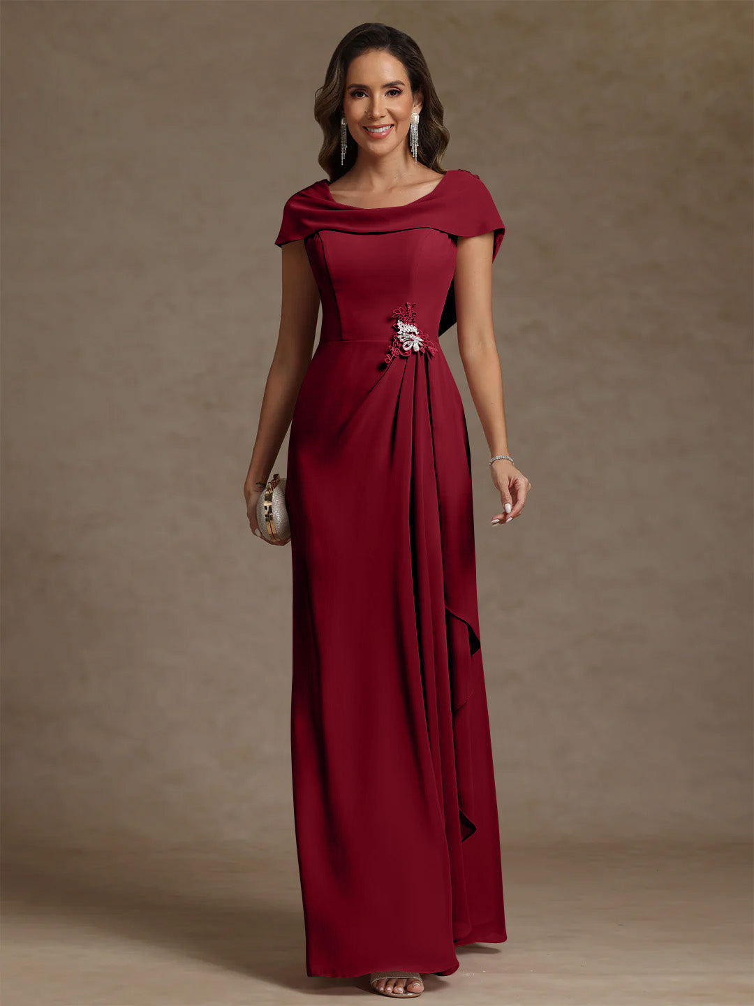 Robe mère de la mariée fourreau mousseline, col drapé, sans manches, longueur sol, strass et volants