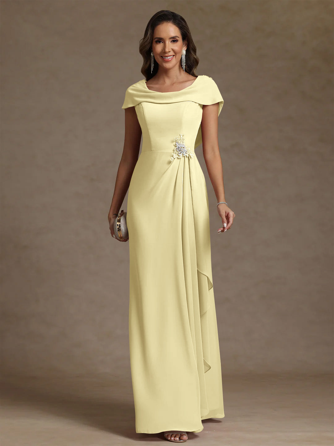 Robe mère de la mariée fourreau mousseline, col drapé, sans manches, longueur sol, strass et volants