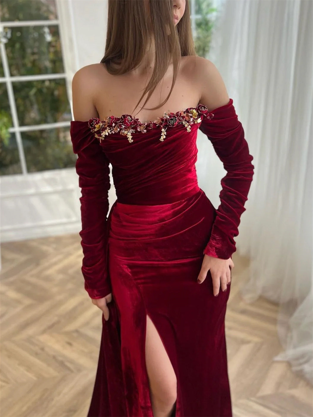 Robe de Soirée Luxueuse en Velours à Manches Longues et Épaules Dénudées