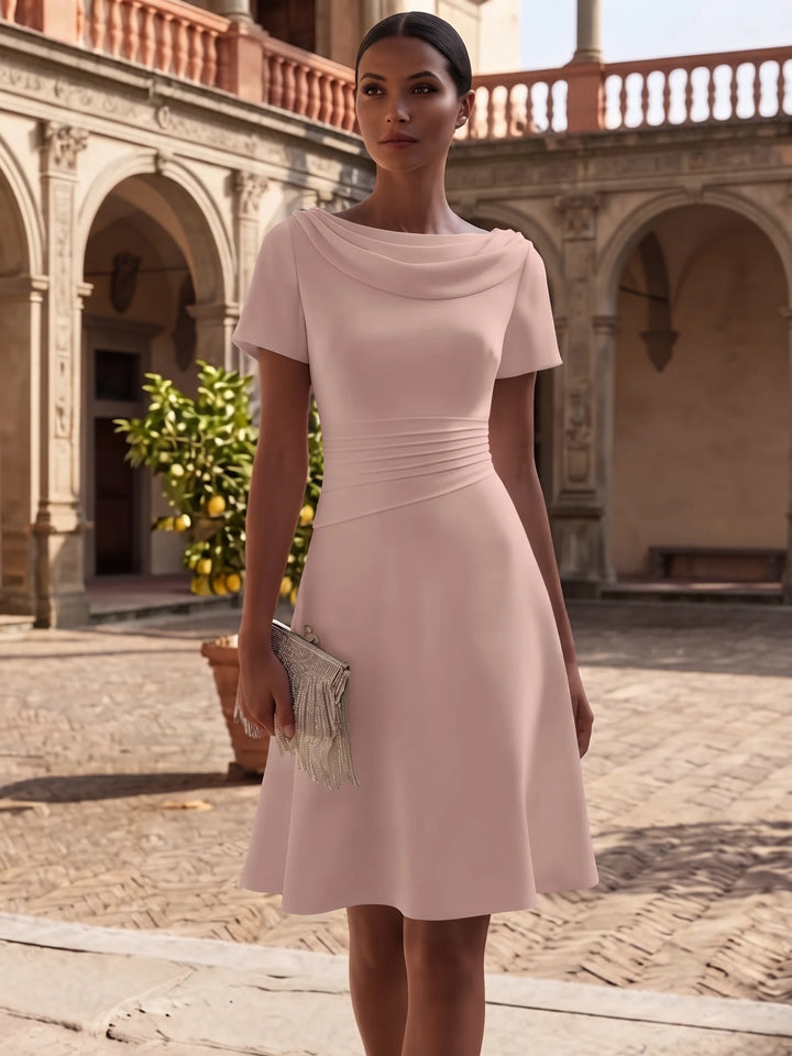 Robe de Cocktail Ligne A/Princesse en Satin Élastique Col Drapé Longueur Genou Froncée Manches Courtes