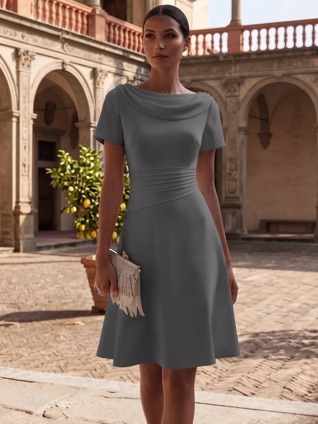 Robe de Cocktail Ligne A/Princesse en Satin Élastique Col Drapé Longueur Genou Froncée Manches Courtes