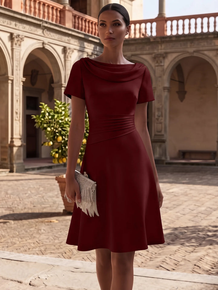Robe de Cocktail Ligne A/Princesse en Satin Élastique Col Drapé Longueur Genou Froncée Manches Courtes