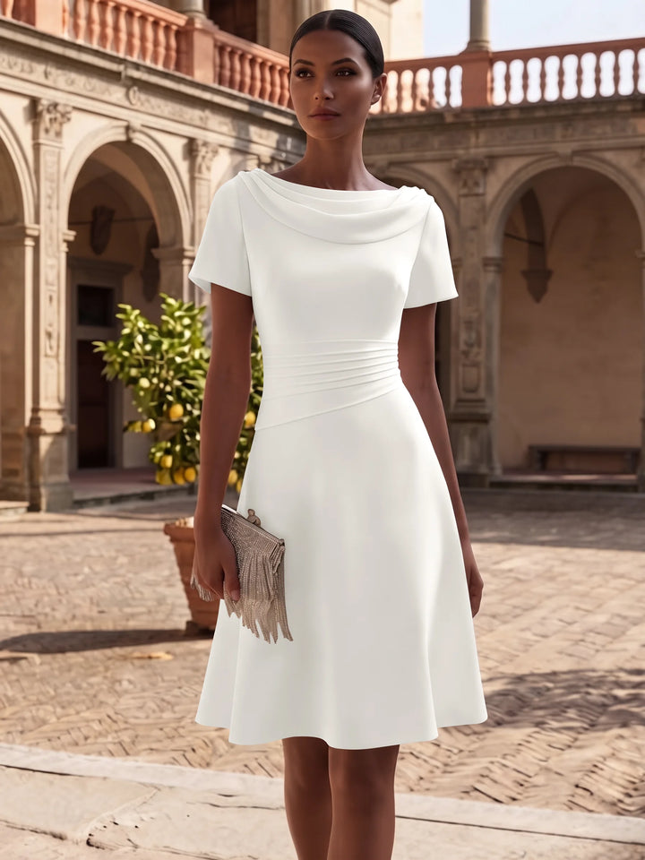 Robe de Cocktail Ligne A/Princesse en Satin Élastique Col Drapé Longueur Genou Froncée Manches Courtes