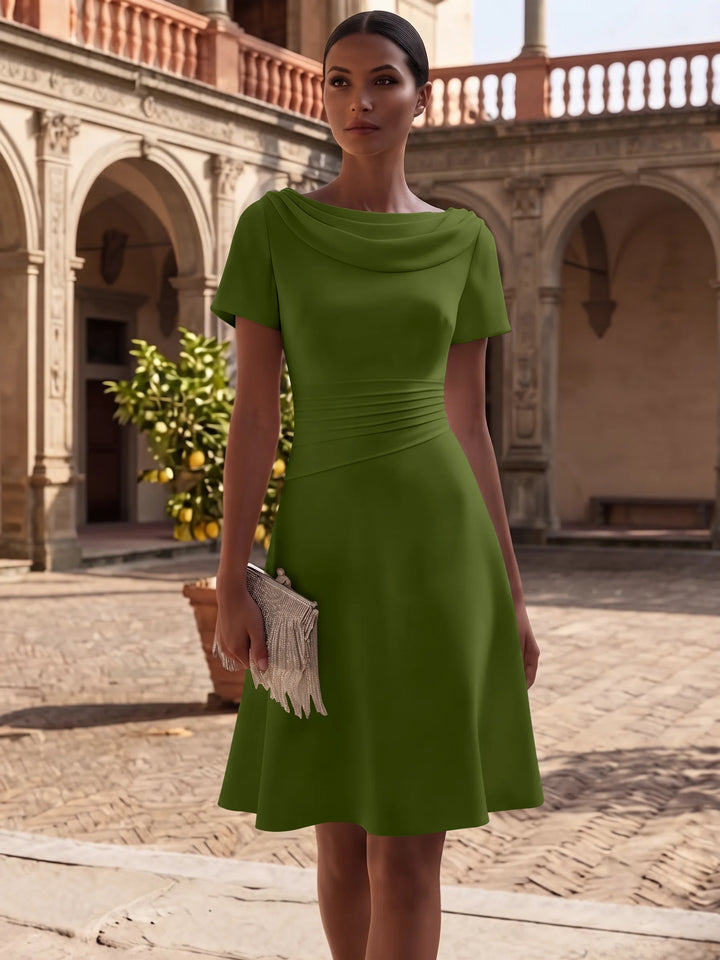 Robe de Cocktail Ligne A/Princesse en Satin Élastique Col Drapé Longueur Genou Froncée Manches Courtes