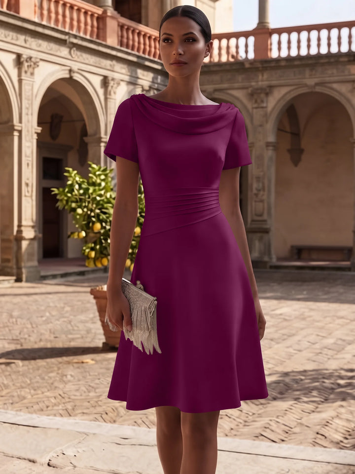 Robe de Cocktail Ligne A/Princesse en Satin Élastique Col Drapé Longueur Genou Froncée Manches Courtes