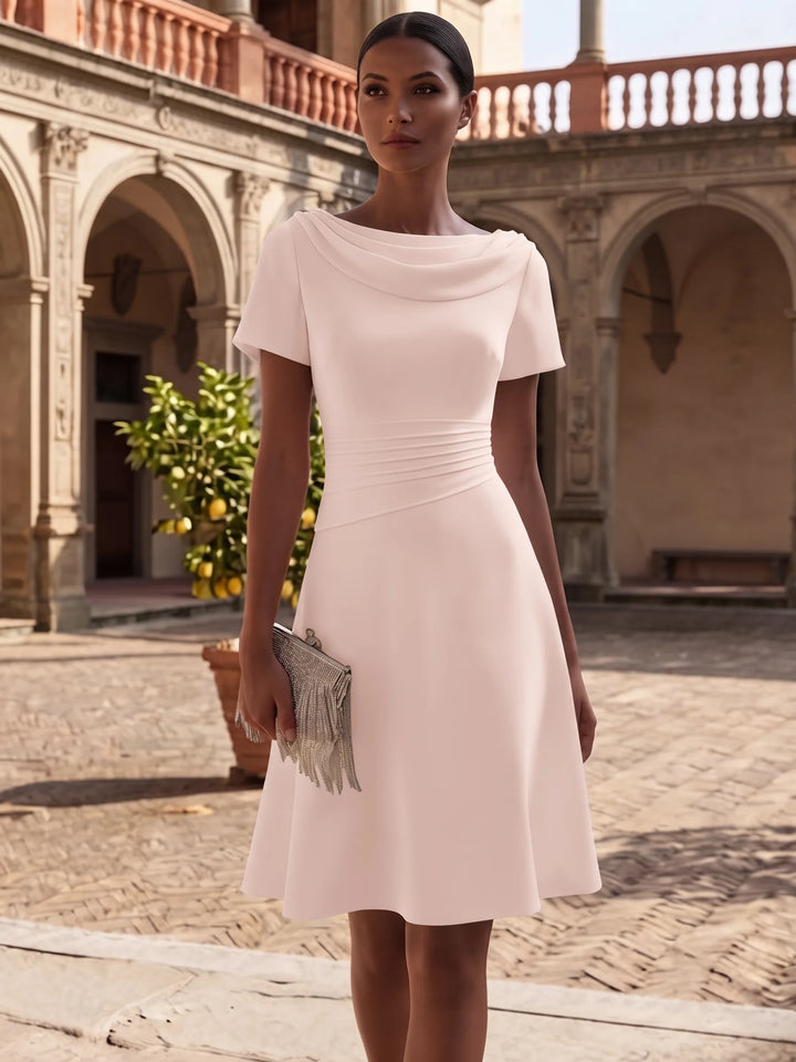 Robe de Cocktail Ligne A/Princesse en Satin Élastique Col Drapé Longueur Genou Froncée Manches Courtes