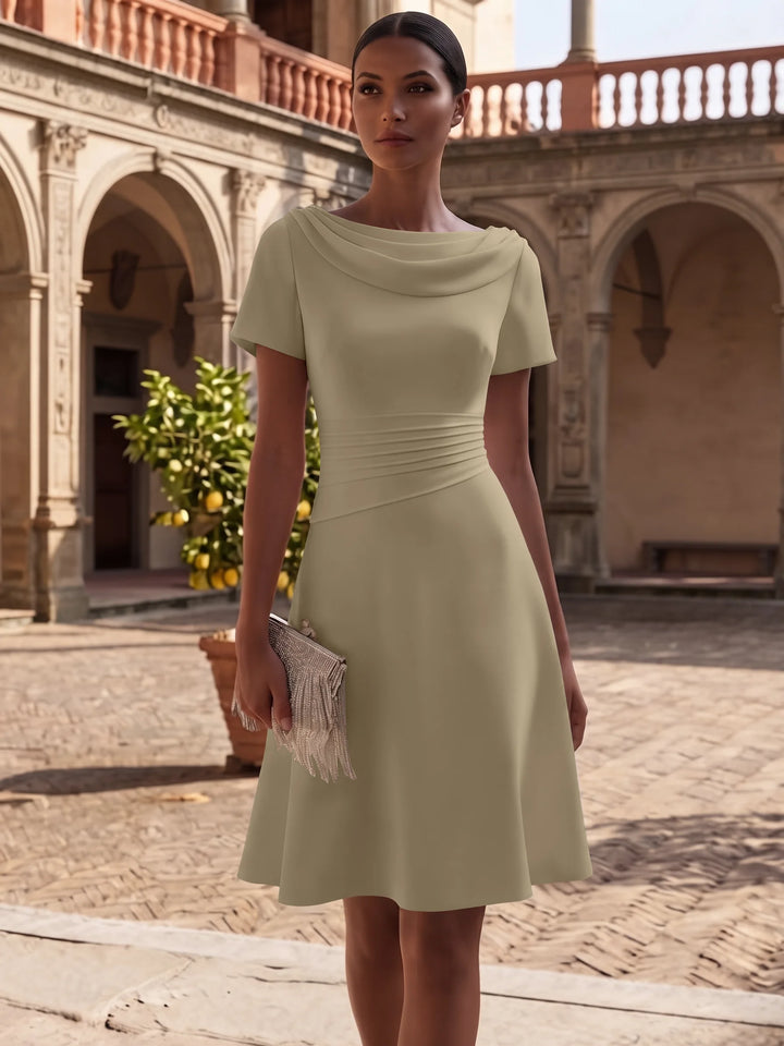 Robe de Cocktail Ligne A/Princesse en Satin Élastique Col Drapé Longueur Genou Froncée Manches Courtes
