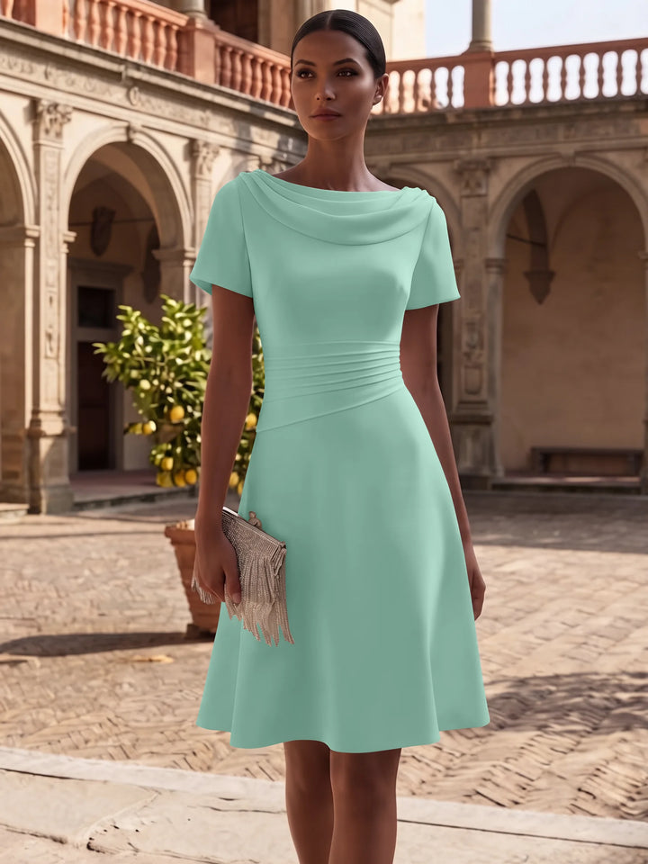 Robe de Cocktail Ligne A/Princesse en Satin Élastique Col Drapé Longueur Genou Froncée Manches Courtes