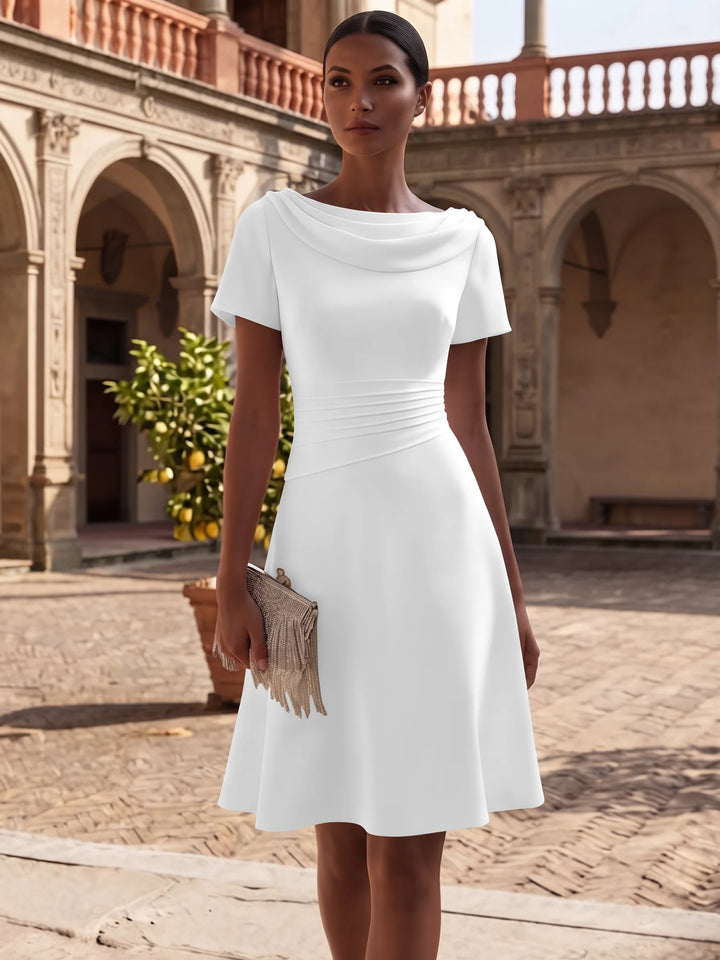 Robe de Cocktail Ligne A/Princesse en Satin Élastique Col Drapé Longueur Genou Froncée Manches Courtes
