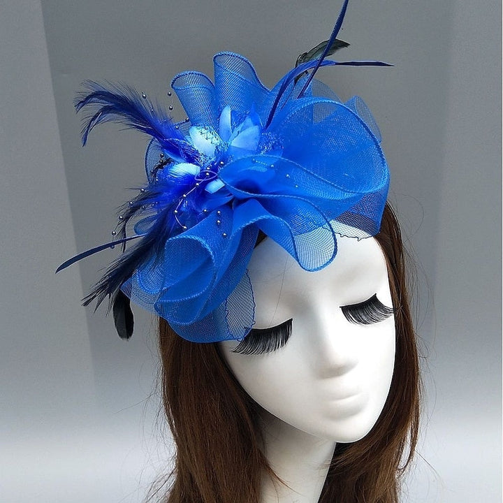 Bibi soucoupe en résille élégant avec fleurs, plumes et perles
