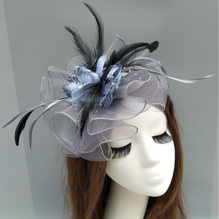 Bibi soucoupe en résille élégant avec fleurs, plumes et perles