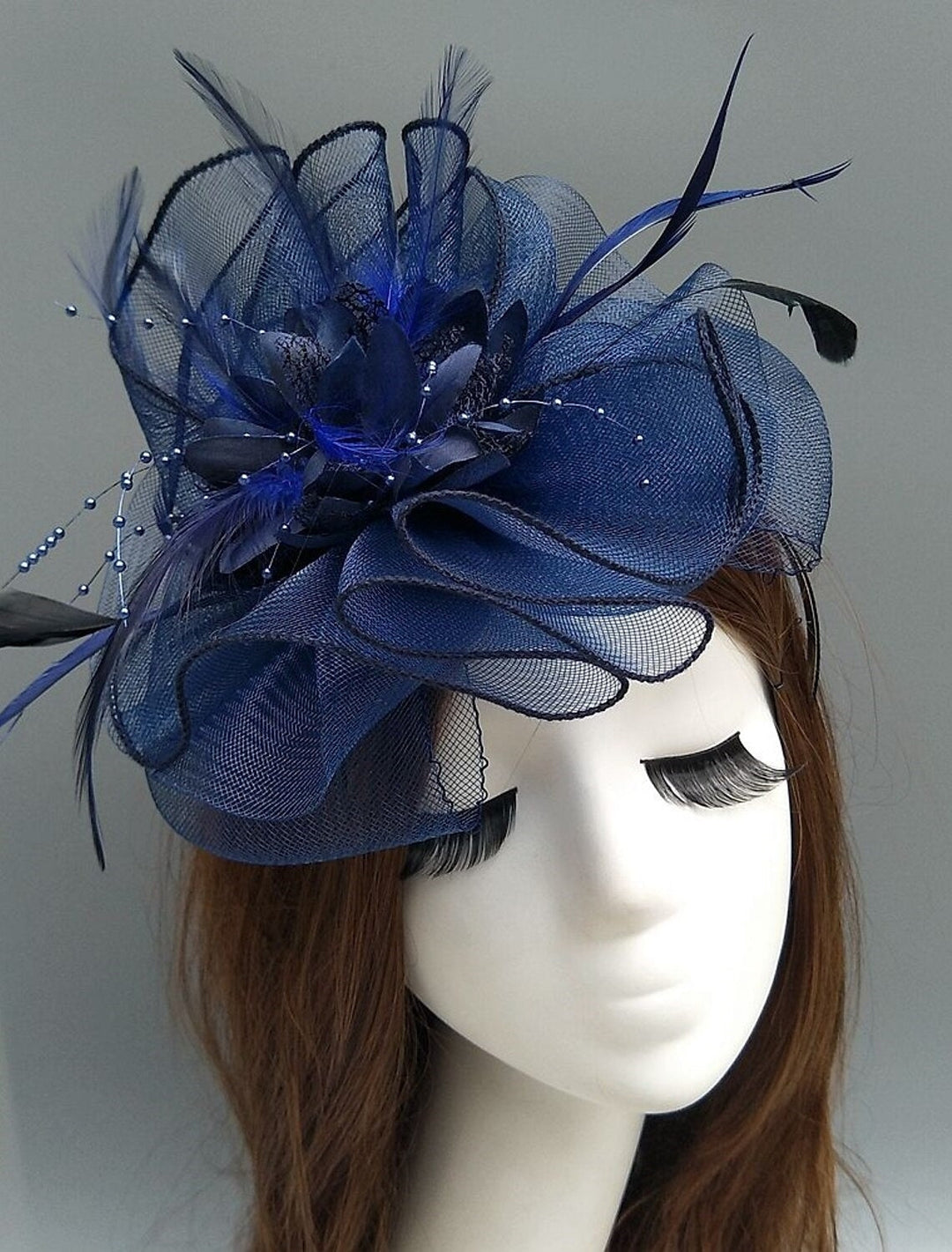 Bibi soucoupe en résille élégant avec fleurs, plumes et perles