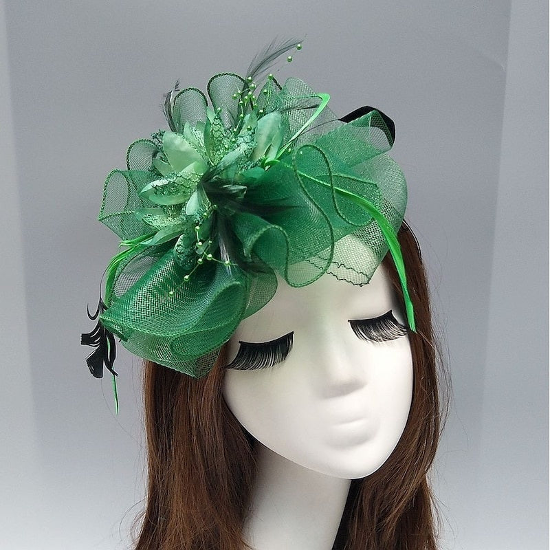 Bibi soucoupe en résille élégant avec fleurs, plumes et perles