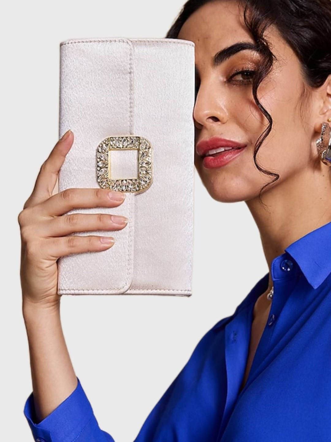 Pochette Élégante en Satin Noir avec Boucle en Strass