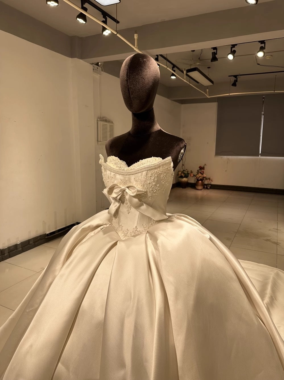 Robe De Bal Hors De L'épaule, Longueur Au Sol, Plissée, Avec Appliques De Bijoux Et Nœud