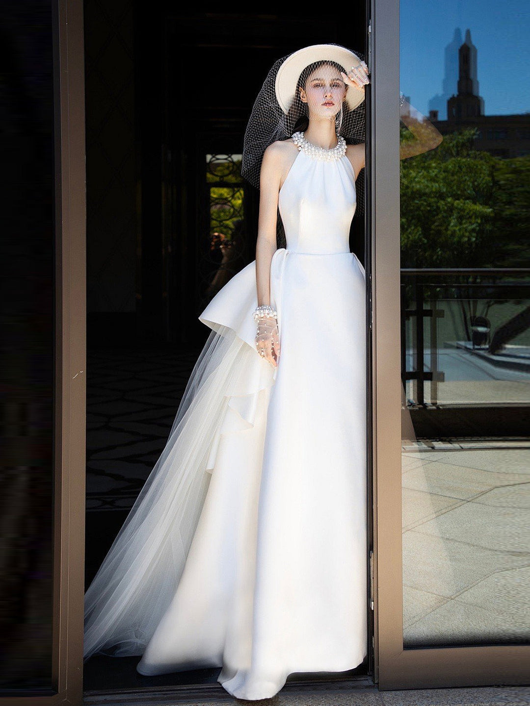 Robe de mariée coupe A/Princesse, col licou, sans manches, longueur au sol, avec applications de bijoux et fleurs 3D