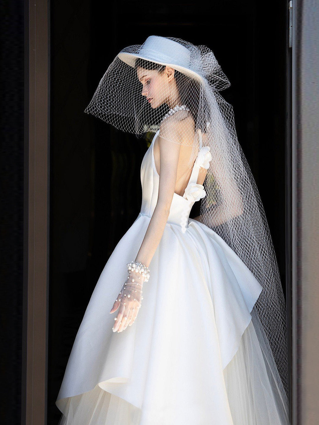 Robe de mariée coupe A/Princesse, col licou, sans manches, longueur au sol, avec applications de bijoux et fleurs 3D