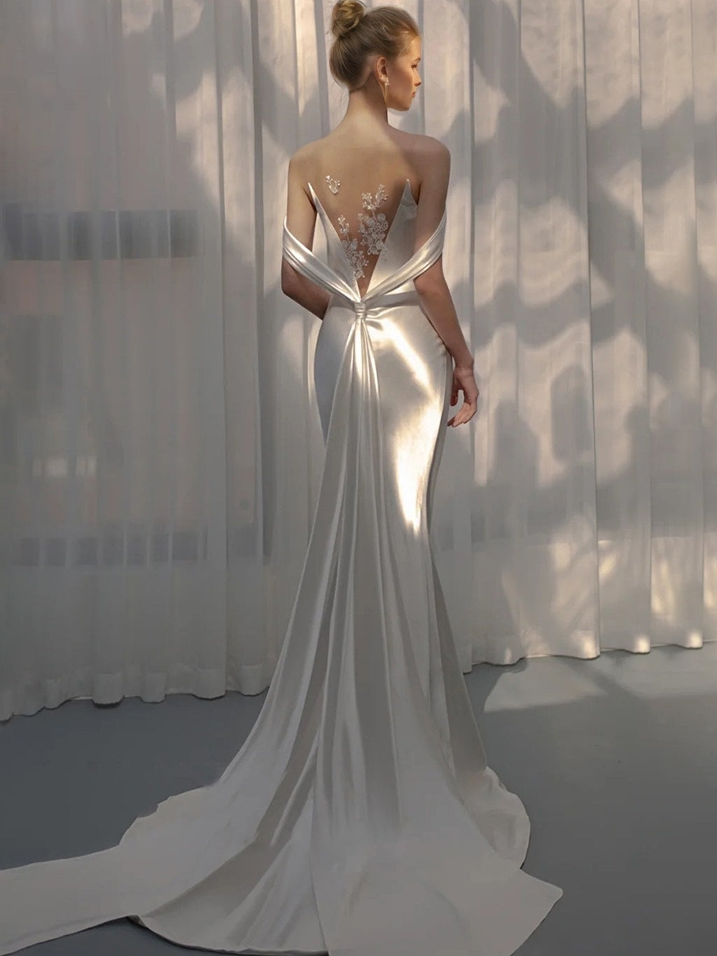 Robe De Mariée Forme Trompette/Sirène, Col Rond Creux, Sans Manches, Traîne Légère, Avec Appliques En Tulle