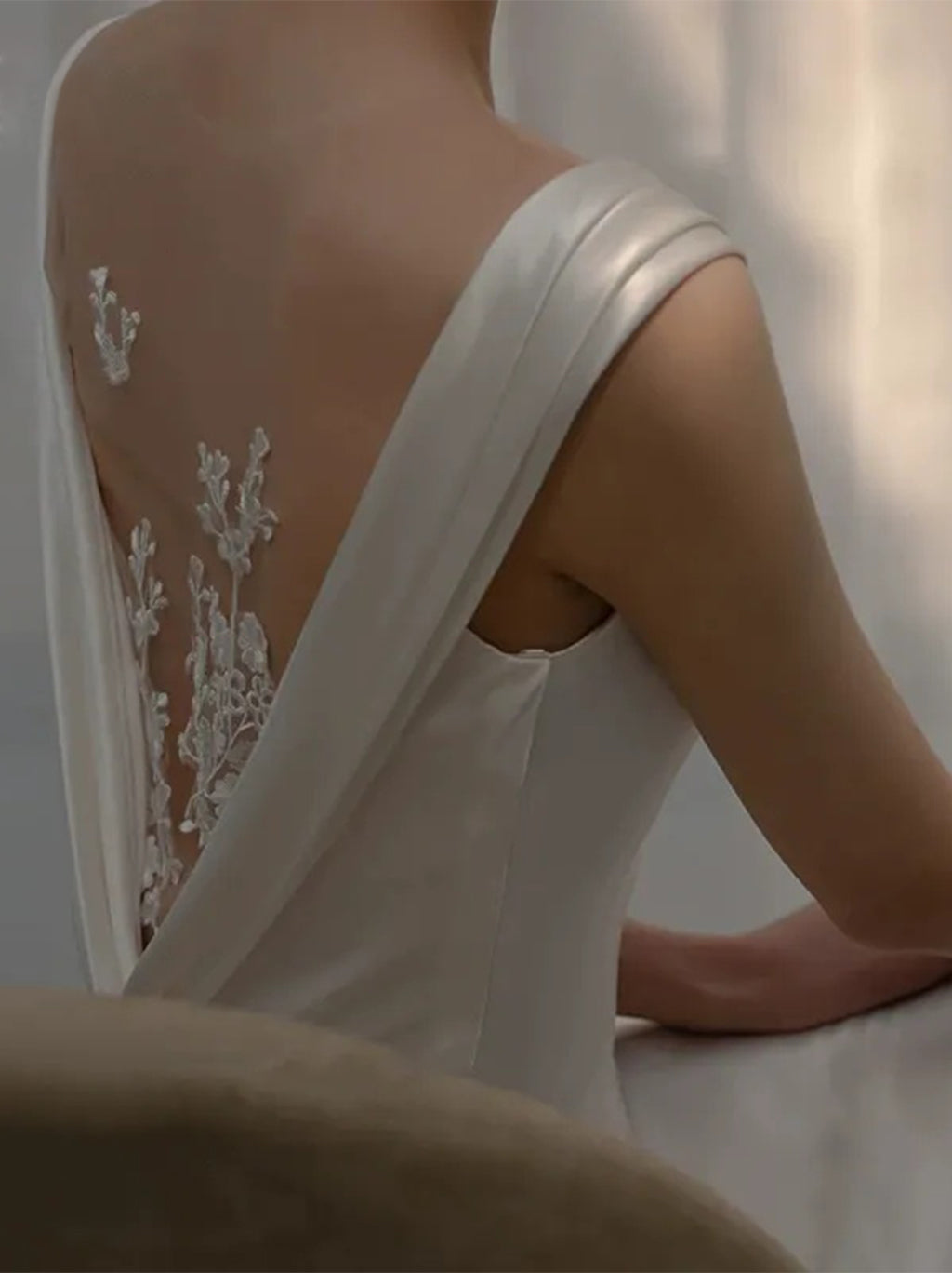 Robe De Mariée Forme Trompette/Sirène, Col Rond Creux, Sans Manches, Traîne Légère, Avec Appliques En Tulle
