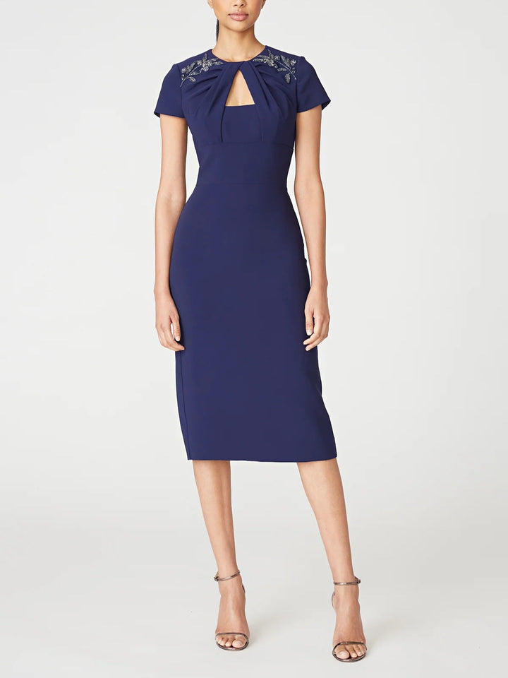 Robe de Mère de la Mariée Fourreau/Colonne à Épaules Dénudées et Manches Courtes, Longueur Thé, avec Volants