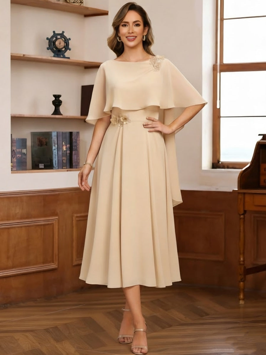 Robe mère de la mariée mousseline ligne A, col drapé, manches cape, longueur midi, plissé et perles