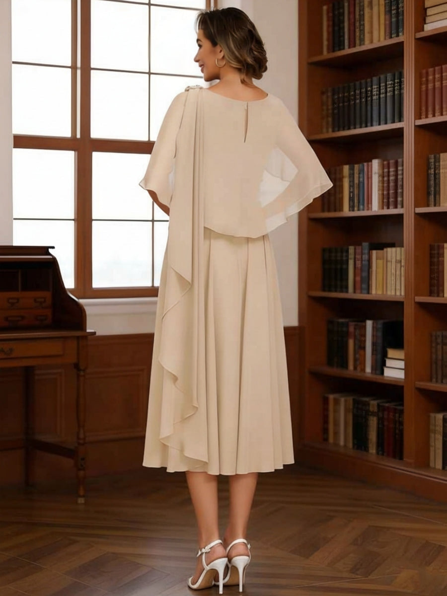 Robe mère de la mariée mousseline ligne A, col drapé, manches cape, longueur midi, plissé et perles