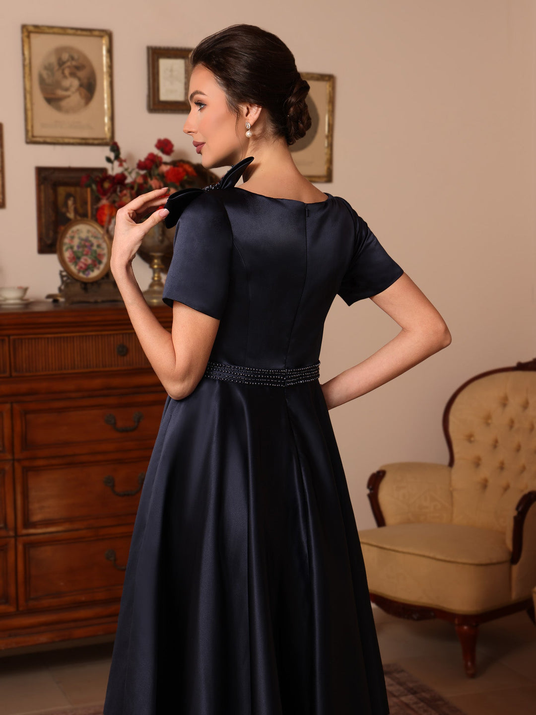 Ligne A/Princesse Scoop Satin Robes Mère de La Mariée Longueur de Thé Manches Courtes Beading Nœud papillon