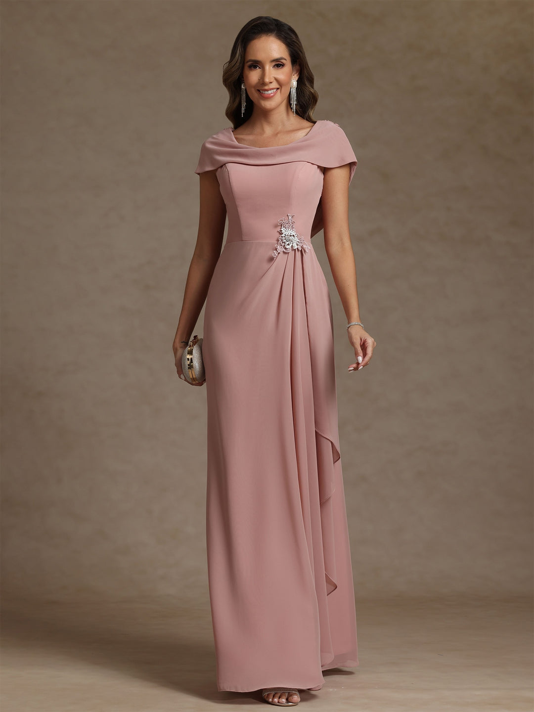 Robe mère de la mariée fourreau mousseline, col drapé, sans manches, longueur sol, strass et volants