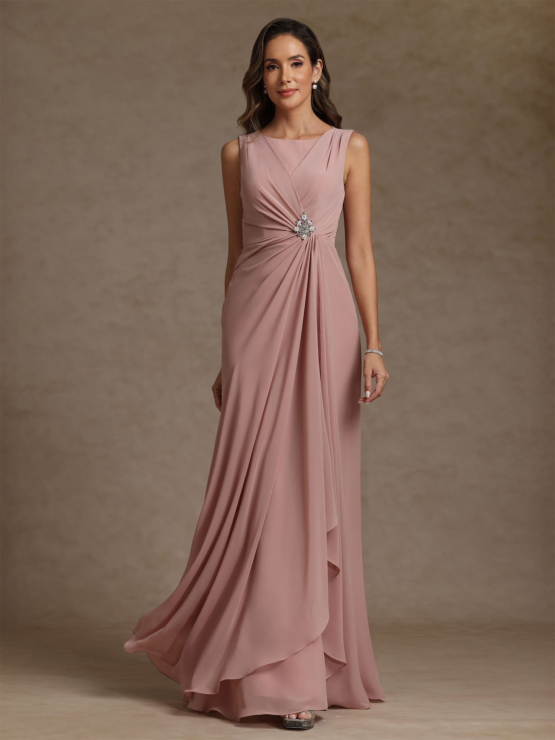 Robe mère de la mariée fourreau mousseline, col rond, sans manches, longueur sol, volants et drapé