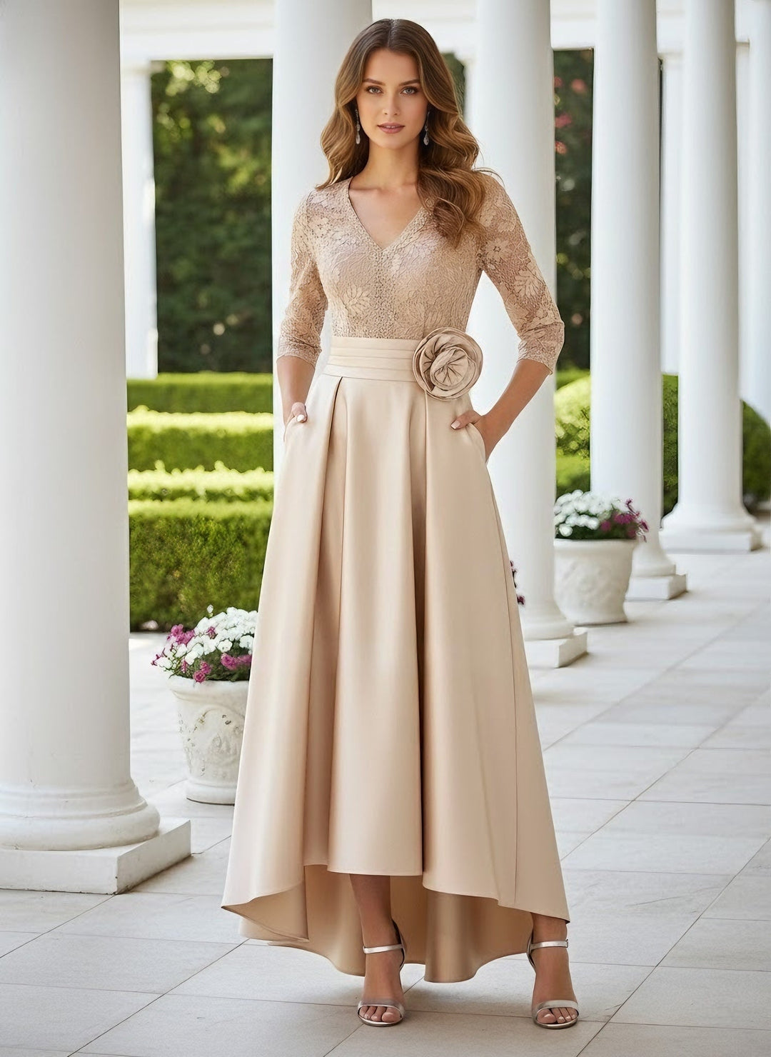 Robe mère de la mariée satin ligne A, col V, manches 3/4, longueur sol asymétrique, dentelle, poches et fleurs 3D