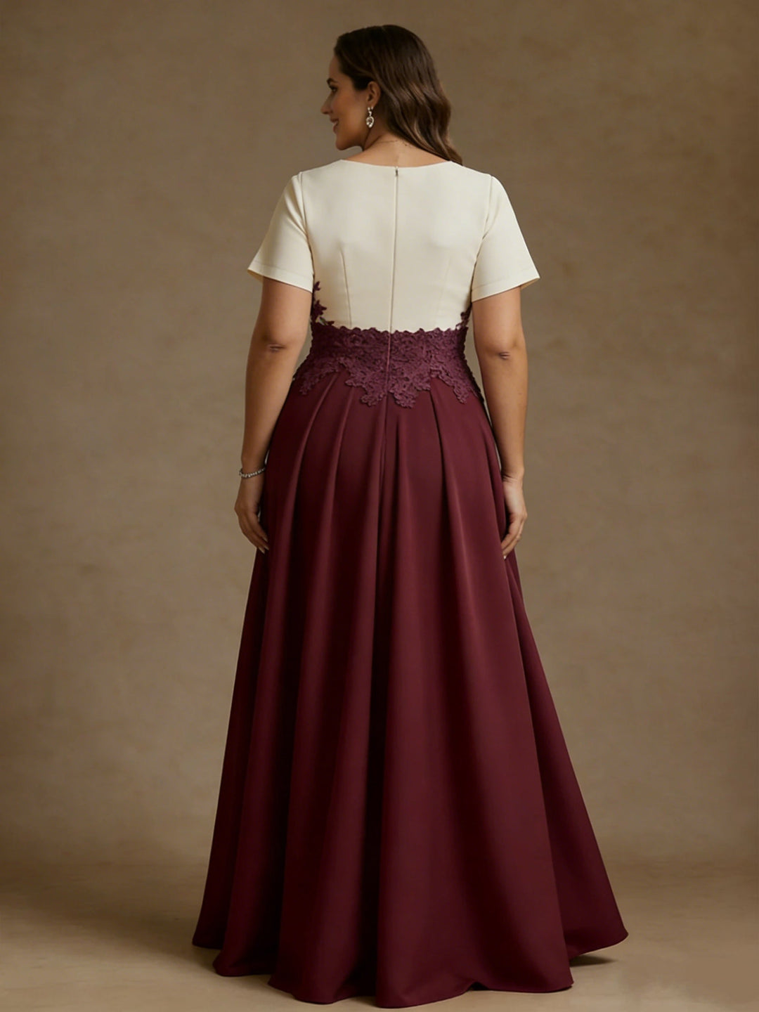 Robe mère de la mariée taille plus ligne A, satin stretch col V, fente latérale, dentelle, manches courtes, longueur sol