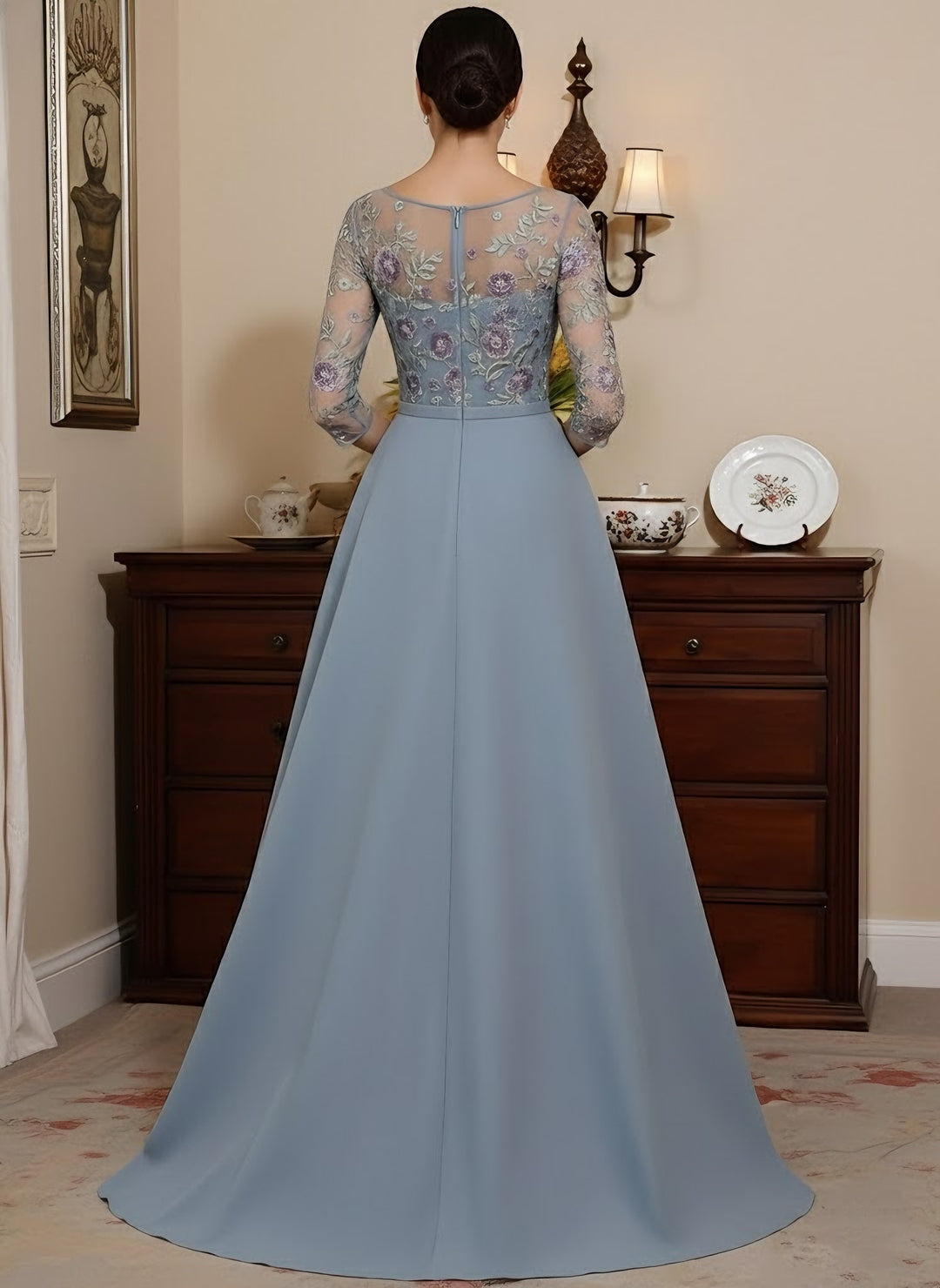 Robe mère de la mariée satin ligne A, col rond, manches 3/4, longueur sol, dentelle florale