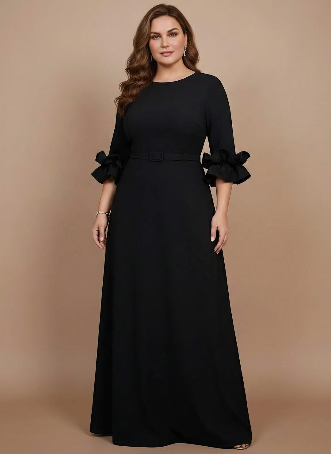 Robe mère de la mariée taille plus ligne A, satin stretch col rond, manches 3/4, longueur sol, volants