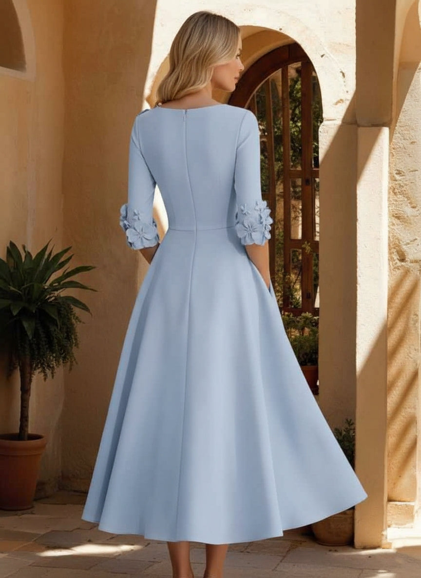 Robe mère de la mariée ligne A, satin stretch col V, manches 3/4, longueur midi, fleurs 3D