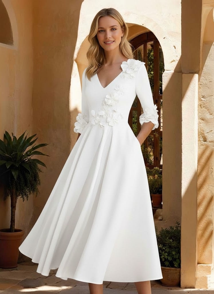 Robe mère de la mariée ligne A, satin stretch col V, manches 3/4, longueur midi, fleurs 3D
