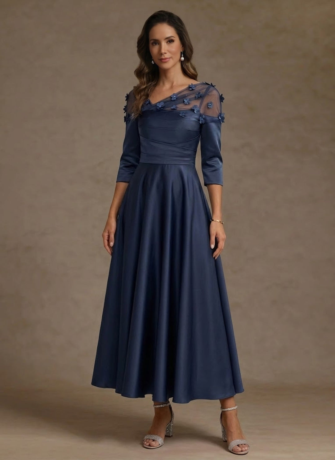 Robe mère de la mariée ligne A col V, satin acétate, manches 3/4, floral, longueur midi, fleurs 3D