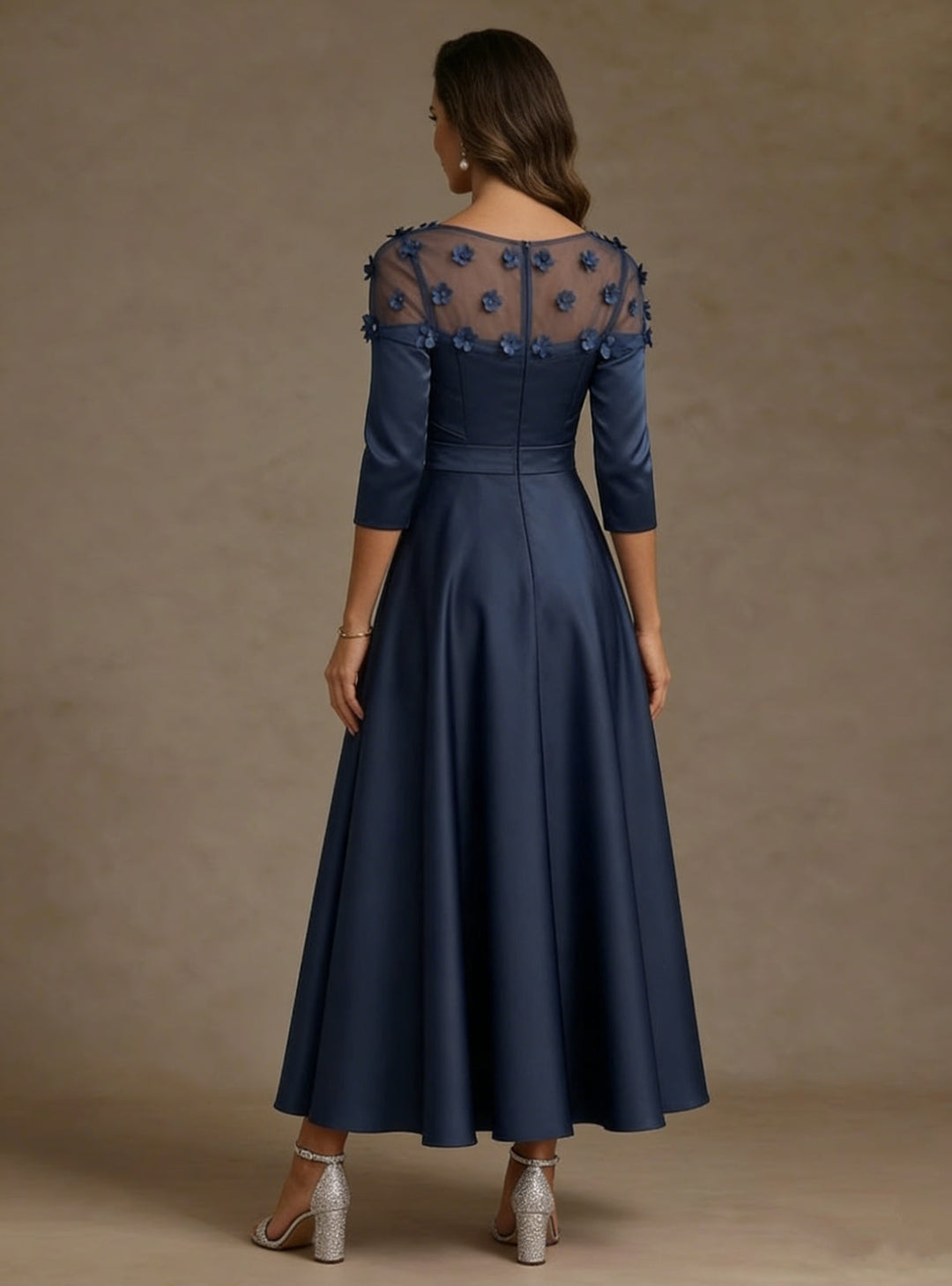 Robe mère de la mariée ligne A col V, satin acétate, manches 3/4, floral, longueur midi, fleurs 3D