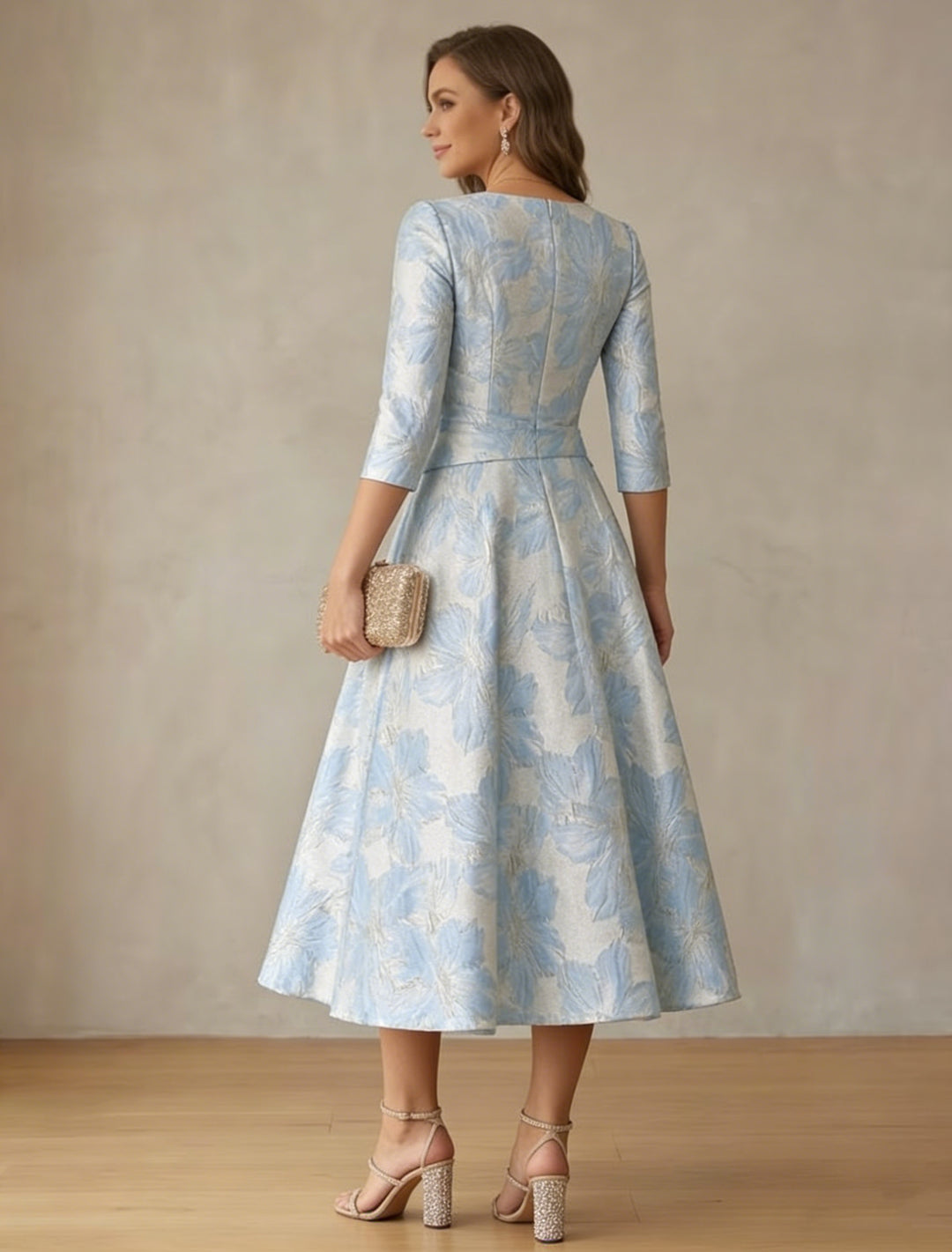 Robe de mariée courte manches 3/4 satin floral décolleté en V ligne princesse