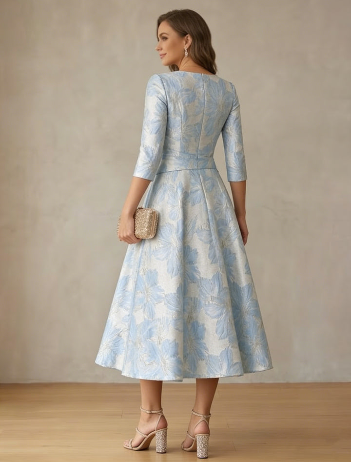 Robe de mariée courte manches 3/4 satin floral décolleté en V ligne princesse