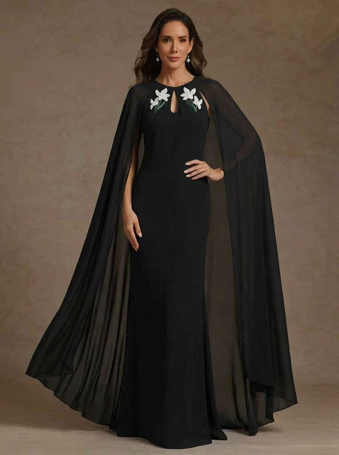 Robe mère de la mariée fourreau mousseline col rond, cape, sans manches, longueur sol