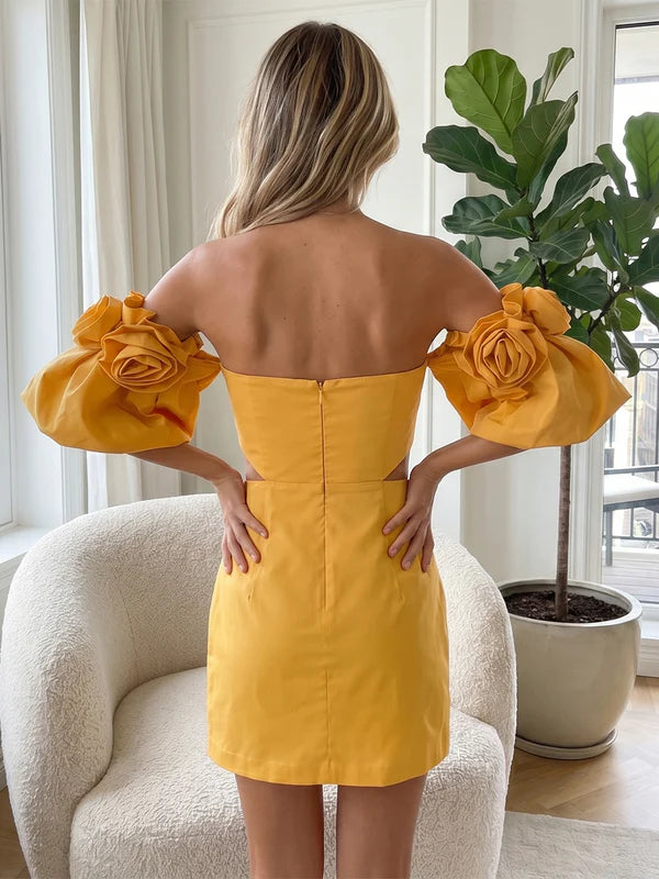 Robe Courte de Fête Sans Bretelles en Satin Extensible Manches Bouffantes Gaine/Colonne avec Fleurs 3D