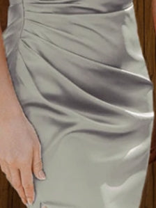 Robe de demoiselle d'honneur longue au sol, froncée, fendue, coupe fourreau/colonne, épaules dénudées, sans manches, froncée, traîne, fente et rubans