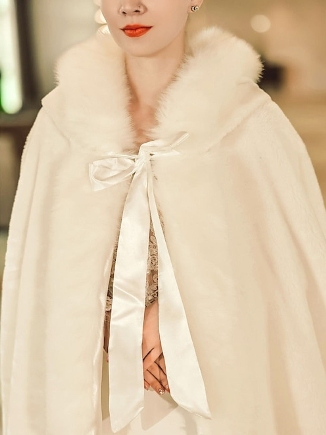 Cape Portefeuille Longue en Fausse Fourrure Blanche Rétro Élégante pour Femmes avec Cravate