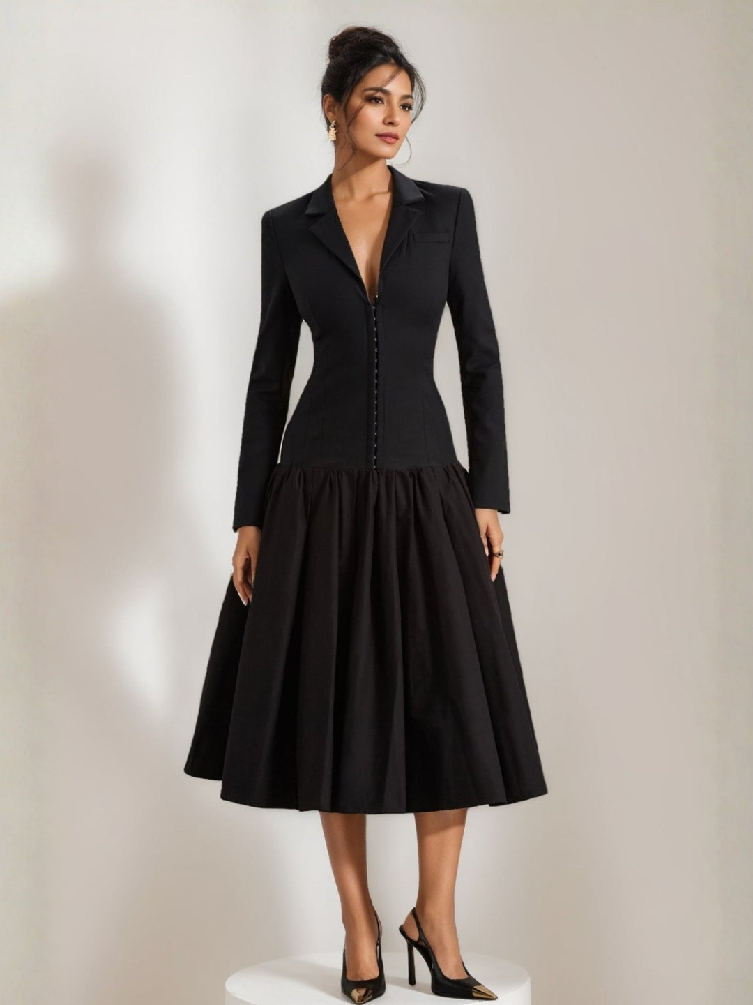 Robe Noire Mi-Longue Cintrée À Décolleté Plongeant Avec Bordure Plissée