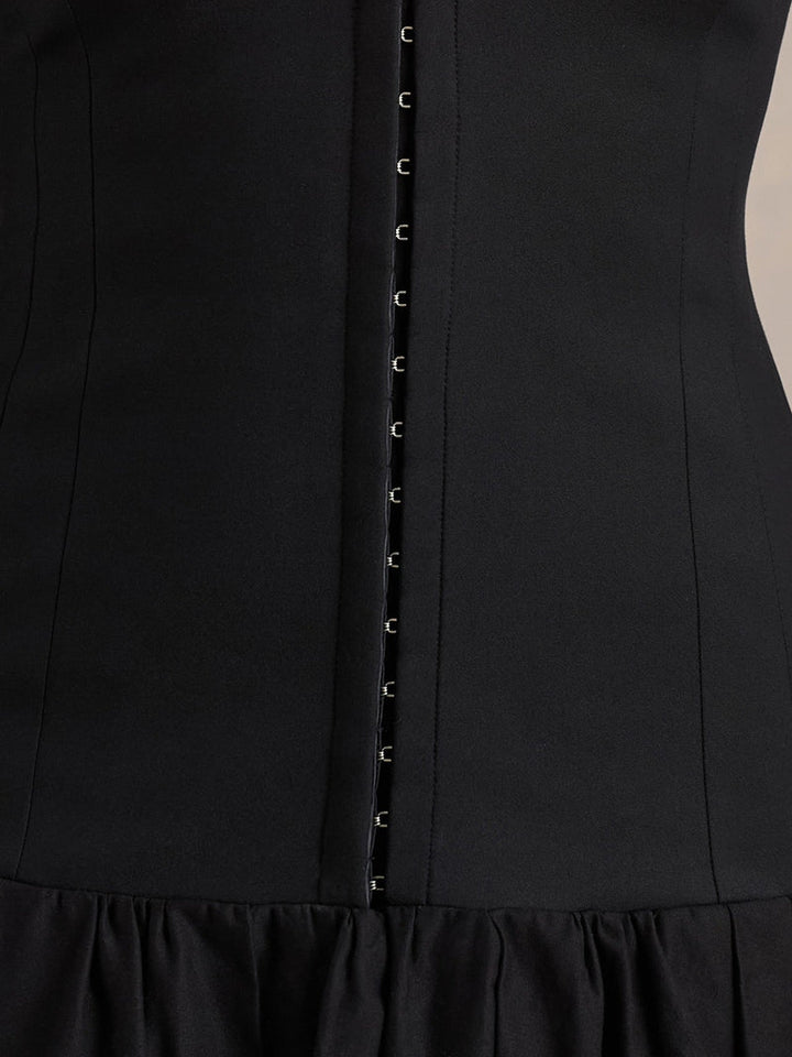 Robe Noire Mi-Longue Cintrée À Décolleté Plongeant Avec Bordure Plissée