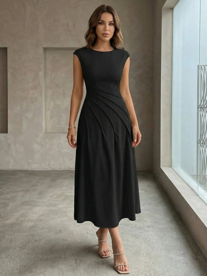 Robe cocktail ligne A col rond, satin stretch, sans manches, longueur midi, drapé
